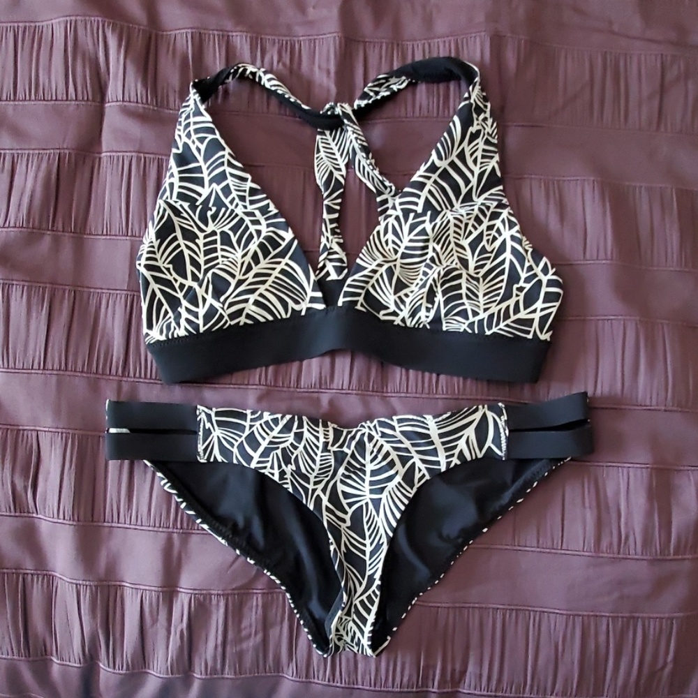 SOLD. Lululemon shanti surf bikini